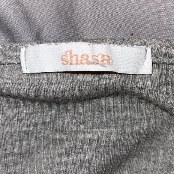 Color:Light grey, stretchy material, sleeves go down near elbow area depending - Picture 5 of 5